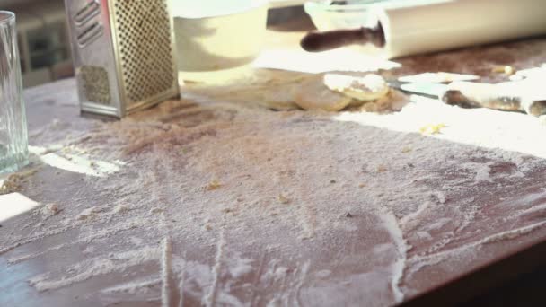 テーブルの上に落ちてくるパン — ストック動画