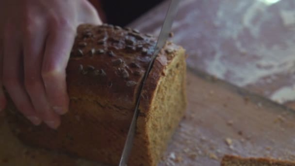 Hand cutting bread — Stock Video