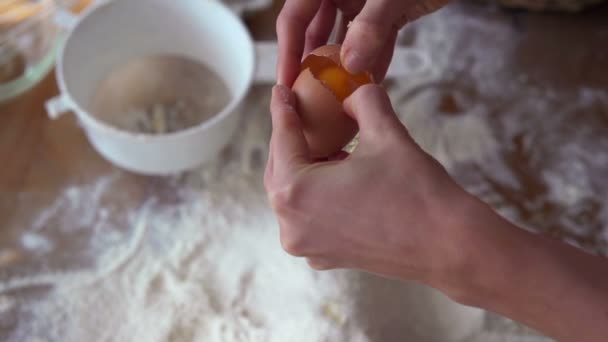 Mains craquant oeuf sur farine — Video