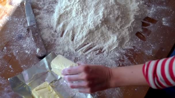 Baker gooien boter op meel — Stockvideo