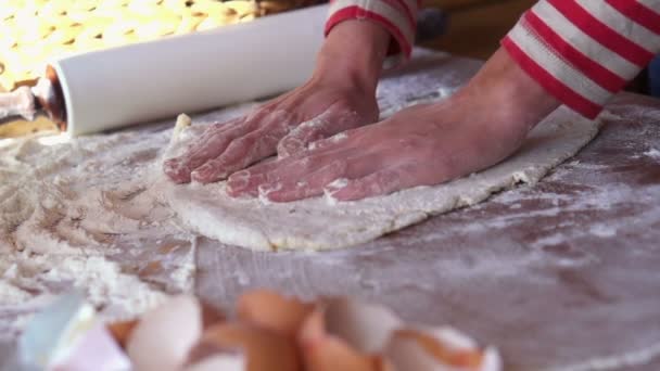 Hands smoothing dough on table — Stock Video