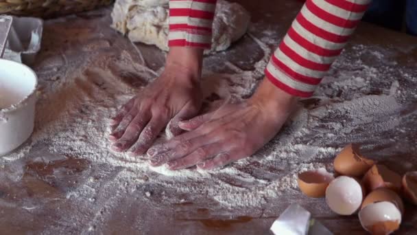 Handen vloeiend maken deeg op tafel — Stockvideo