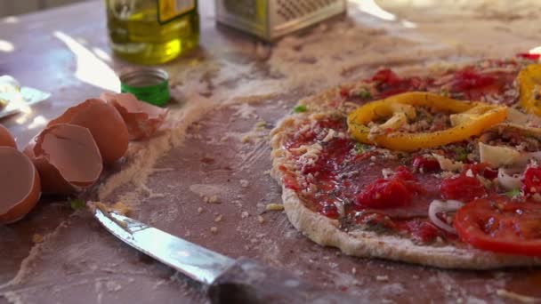 Pimientos cayendo sobre pizza — Vídeos de Stock