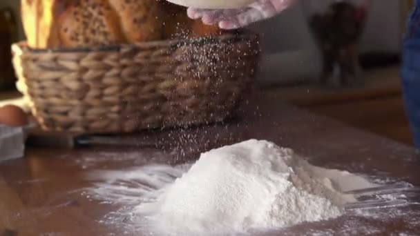 Sifting flour through sieve — Stock Video