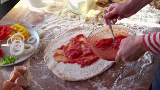 Verspreiding van tomatensaus op pizza — Stockvideo