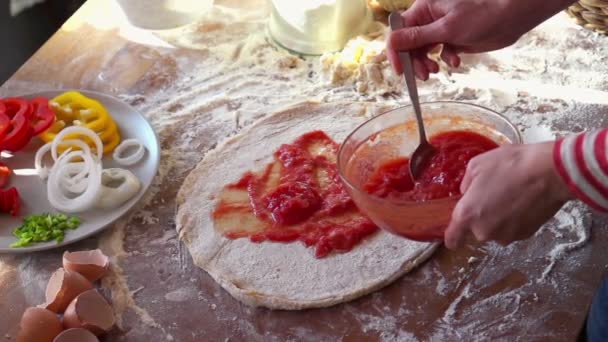 Verspreiding van tomatensaus op pizza — Stockvideo