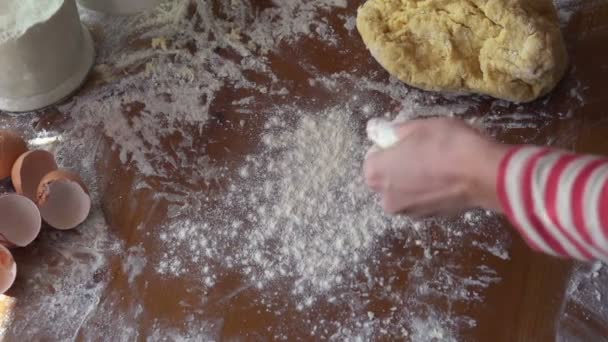 Sprinkling flour on table — Stock Video
