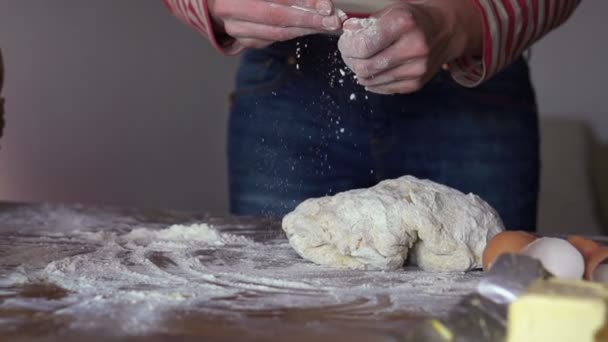 Sprinkling flour on dough — Stock Video
