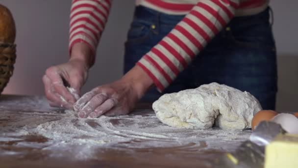 Hand sprinkling flour on dough — Stock Video