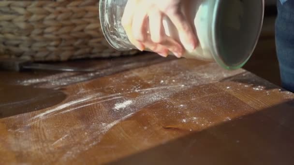 Hand wirft Mehl auf den Tisch — Stockvideo