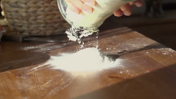 Rzucanie mąki na stole — Wideo stockowe