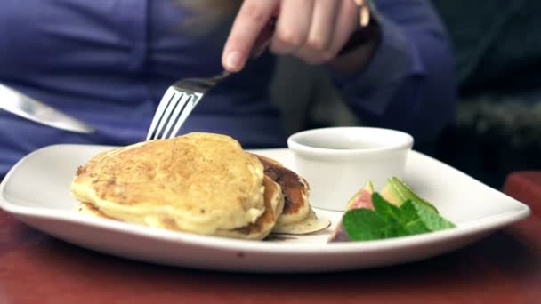 Vrouw pannenkoeken eten — Stockvideo