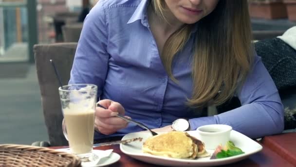 Businesswoman eating pancakes — Stock Video