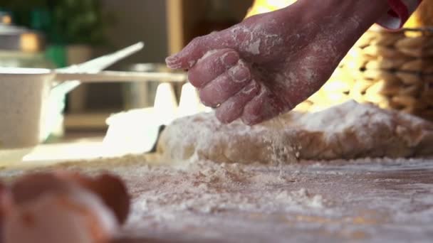 Throwing whire flour on table — Stock Video