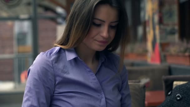 Businesswoman working on laptop — Stock Video