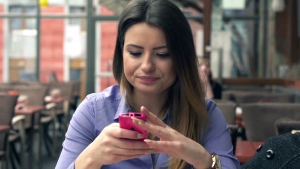 Mujer de negocios con smartphone — Vídeos de Stock