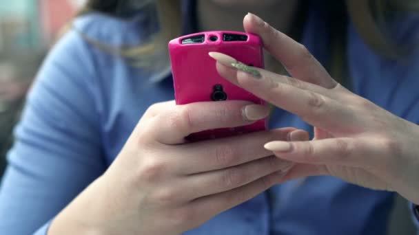 Zakenvrouw handen texting op smartphone — Stockvideo