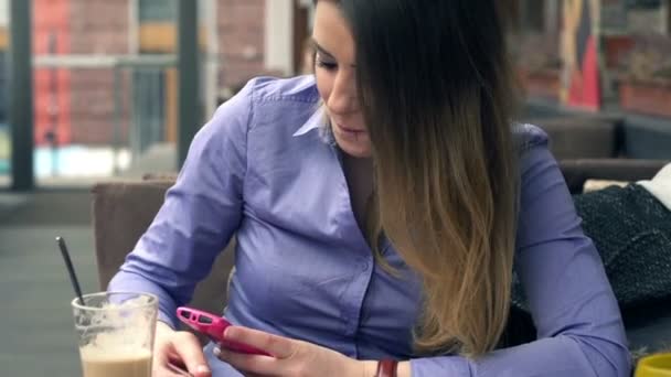 Geschäftsfrau isst und schickt SMS — Stockvideo