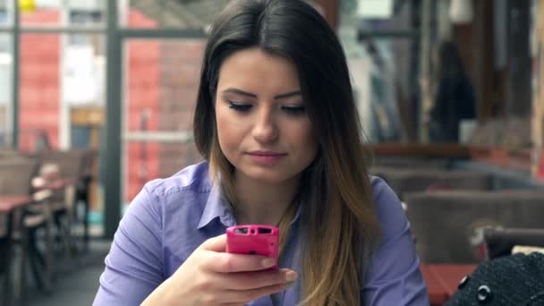 Mujer de negocios con smartphone — Vídeos de Stock