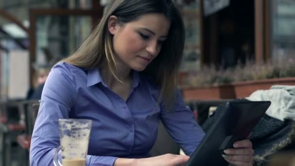 Geschäftsfrau mit Tablet-Computer — Stockvideo