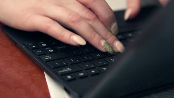 Manos femeninas escribiendo — Vídeos de Stock