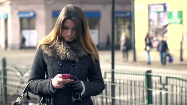 Mulher mensagens de texto no smartphone — Vídeo de Stock