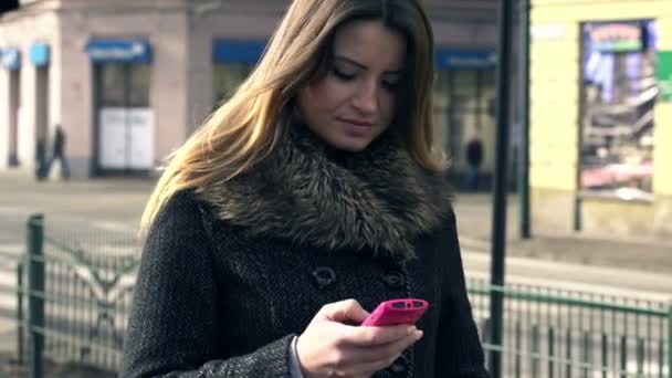 Kvinna textning på smartphone — Stockvideo