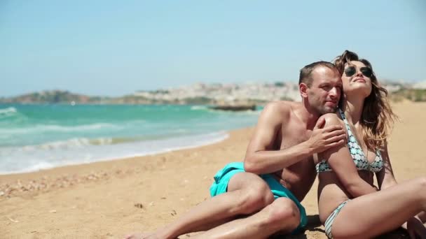 Šťastný pár na pláži — Stock video