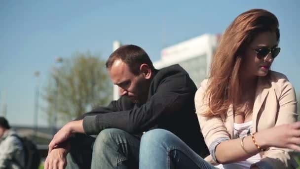 Triste casal sentado na cidade — Vídeo de Stock