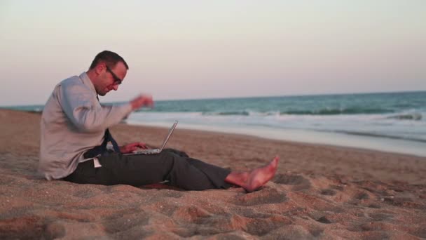 Geschäftsmann beendet Arbeiten am Laptop — Stockvideo