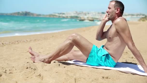 Uomo che parla al cellulare sulla spiaggia — Video Stock