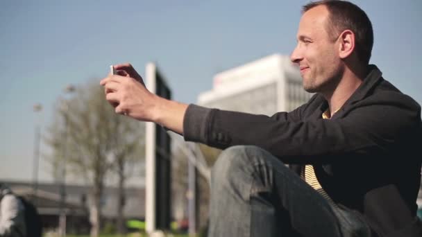 Homme prenant des photos avec téléphone portable — Video