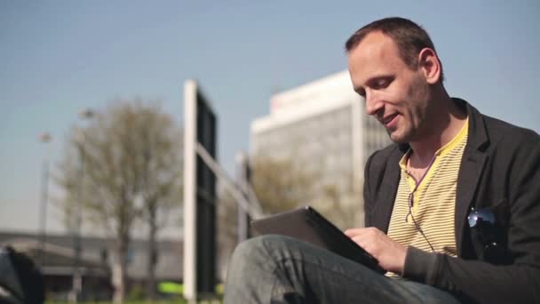 Man with tablet in city — Stock Video