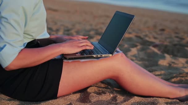 Businesswoman working on laptop — Stock Video