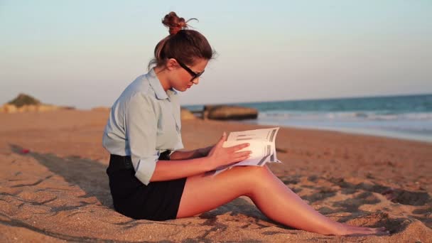 Businesswoman working with documents — Stock Video