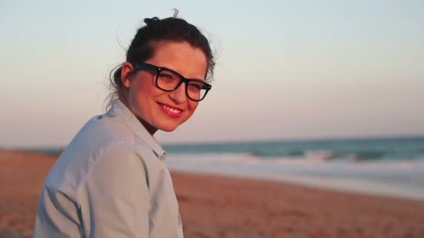 Businesswoman sitting on beach — Stock Video