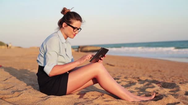 Бизнесвумен работает на планшете на пляже — стоковое видео