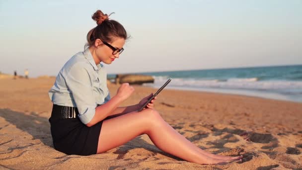 Empresaria trabajando en tableta en la playa — Vídeo de stock