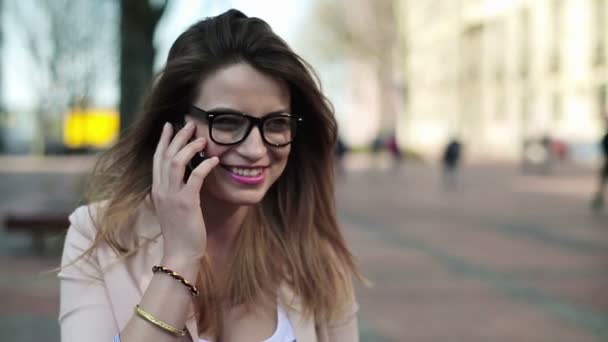 Woman talking on cellphone in city — Stock Video