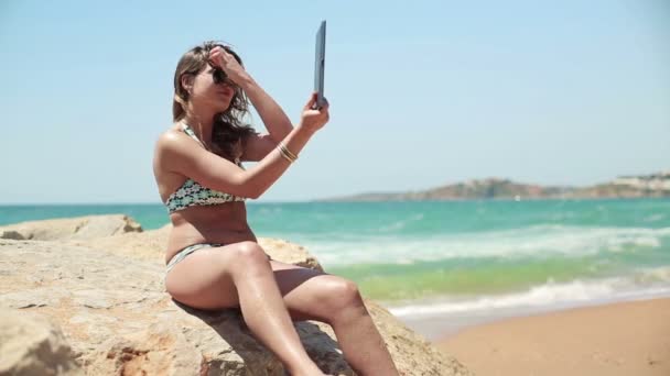 Женщина фотографирует на пляже — стоковое видео