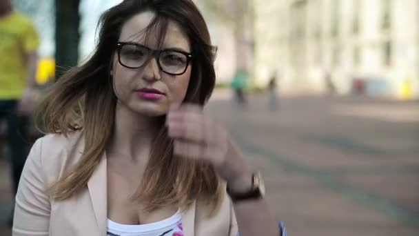 Şehirde üzgün kadın — Stok video