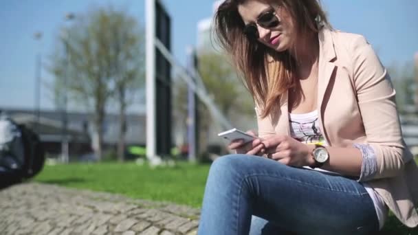 Woman using smartphone in city — Stock Video