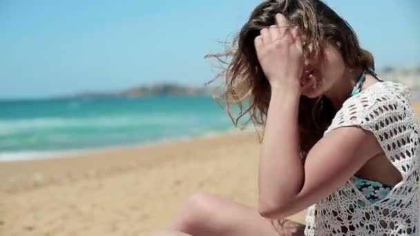 Femme se détendre sur la plage — Video