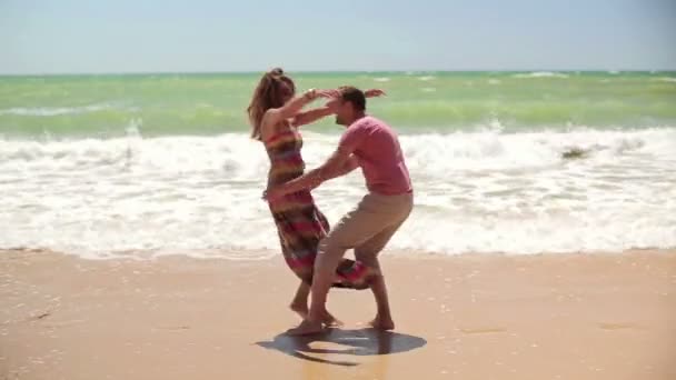 Glada par på stranden — Stockvideo