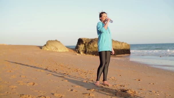 Женщина пьет воду — стоковое видео