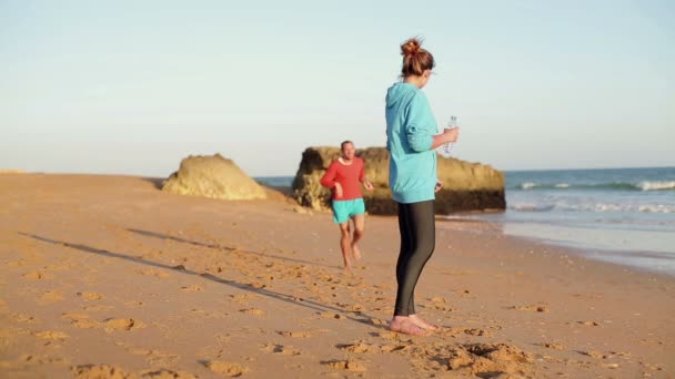 Ζευγάρι ανάπαυση μετά το τρέξιμο — Αρχείο Βίντεο