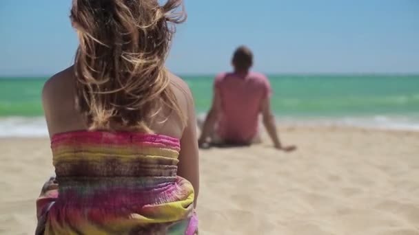 Пара на экзотическом пляже — стоковое видео