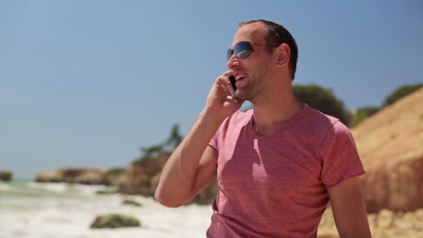 Uomo che parla al cellulare sulla spiaggia — Video Stock