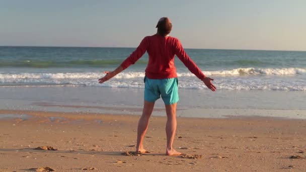 Man tränar på stranden — Stockvideo