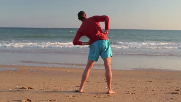 Hombre haciendo ejercicio en la playa — Vídeos de Stock